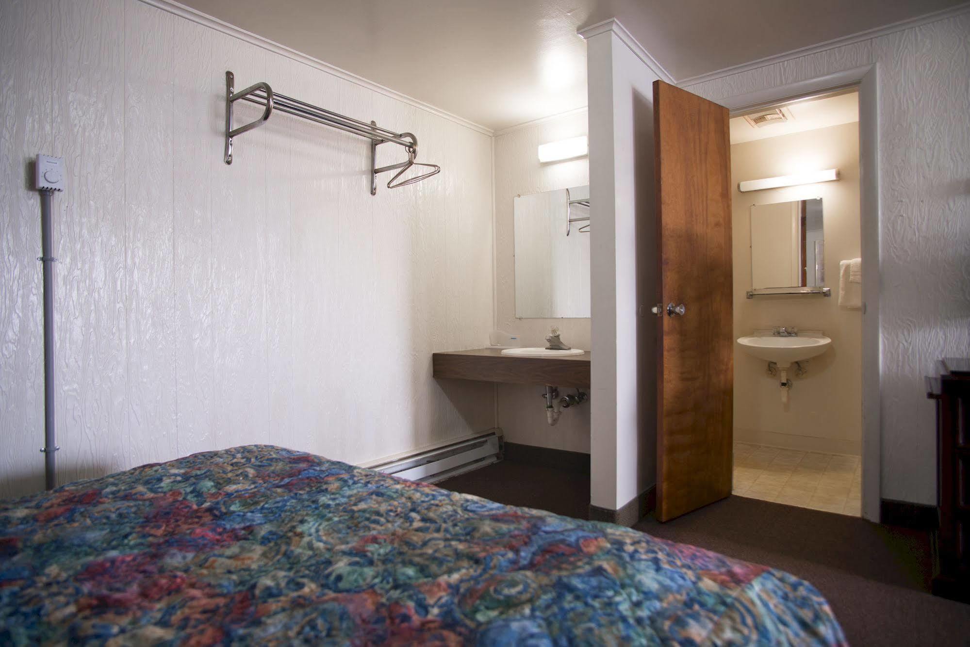 Rosemount Motel Bedford Exterior photo
